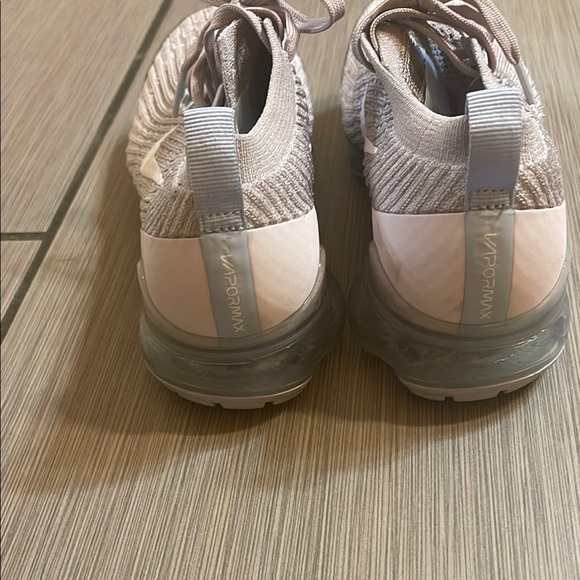 Nike Women's Gray Running Shoes - Picture 6 of 7